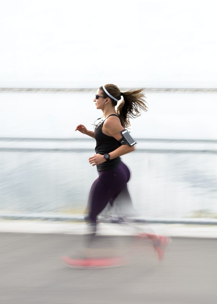 mulher correndo uma maratona